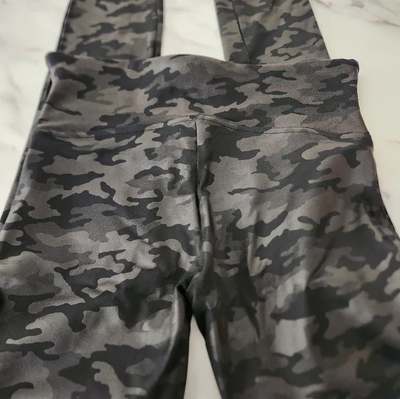 Like New SPANX Faux leather camo leggings size‎ Medium - Picture 13 of 13